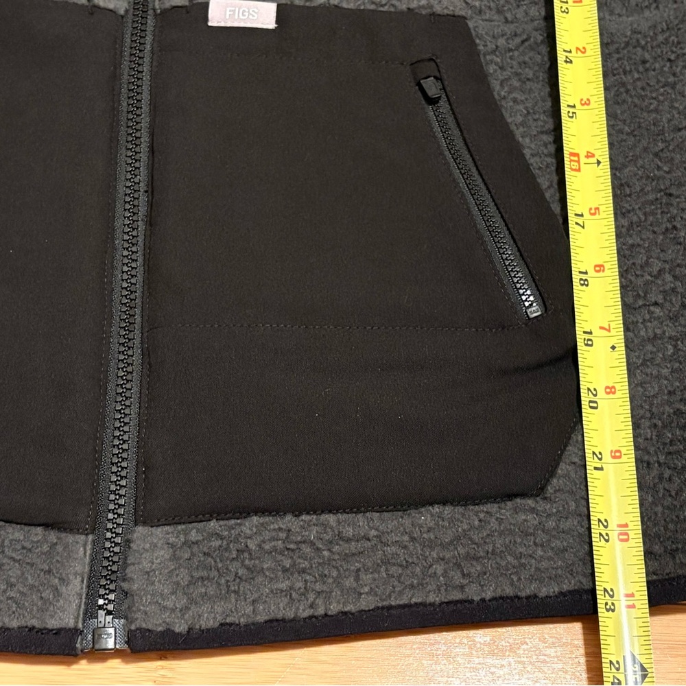 FIGS On Shift Gray/Black Sherpa Zip-Up Jacket Women’s Small - Picture 8 of 9